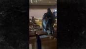 😲美媒爆料：因被手机强光贴脸照射，德罗赞在寿司店暴揍一男子