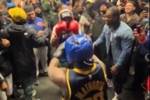 场外更精彩😂！球迷拳击比赛🥊&ldquo;马瑟林&rdquo;不敌&ldquo;布伦森&rdquo;😲
