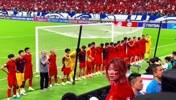 正面实拍：国足赛后谢场，与球迷一起维京战吼