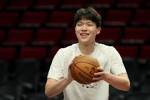 美媒体人：杨瀚森是今年选秀最具争议的选择 还不具备轮换的水平