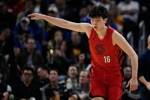 拓记：杨瀚森在G联赛和NBA都越来越适应了 对位亚当斯是宝贵经验